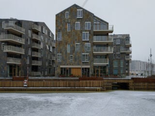Die Geschosswohnungbauten im Osloer Wohnquartier Bispevika sind vollständig von Schiefer umhüllt (Vandkunsten Architects, Kopenhagen).