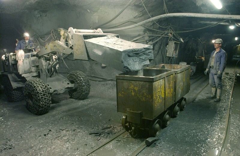 Nach Übergabe auf die Lore übernimmt eine mittels Hochleistungs-Akkus betriebene Lok den Weitertransport des Schiefers zum Förderschacht