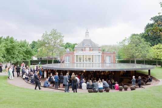 Der Pavillon dient als Veranstaltungsort (Ostansicht)
