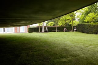 Das Dach des Pavillons befindet sich etwa 1,00 m oberhalb des Bodens