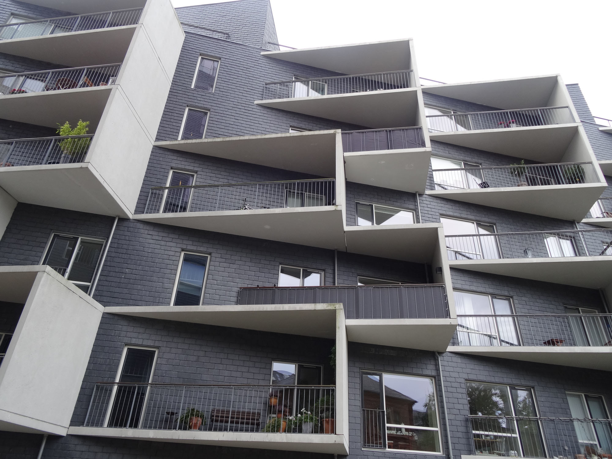 Fassadenbekleidung aus Schiefer an einem Mehrfamilienhaus