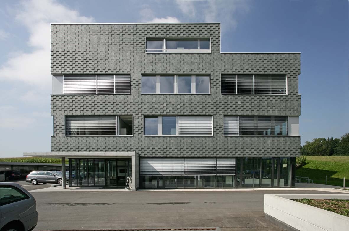Graugrüner Schiefer an der Fassade einer Firmenzentrale im schweizerischen Baar 