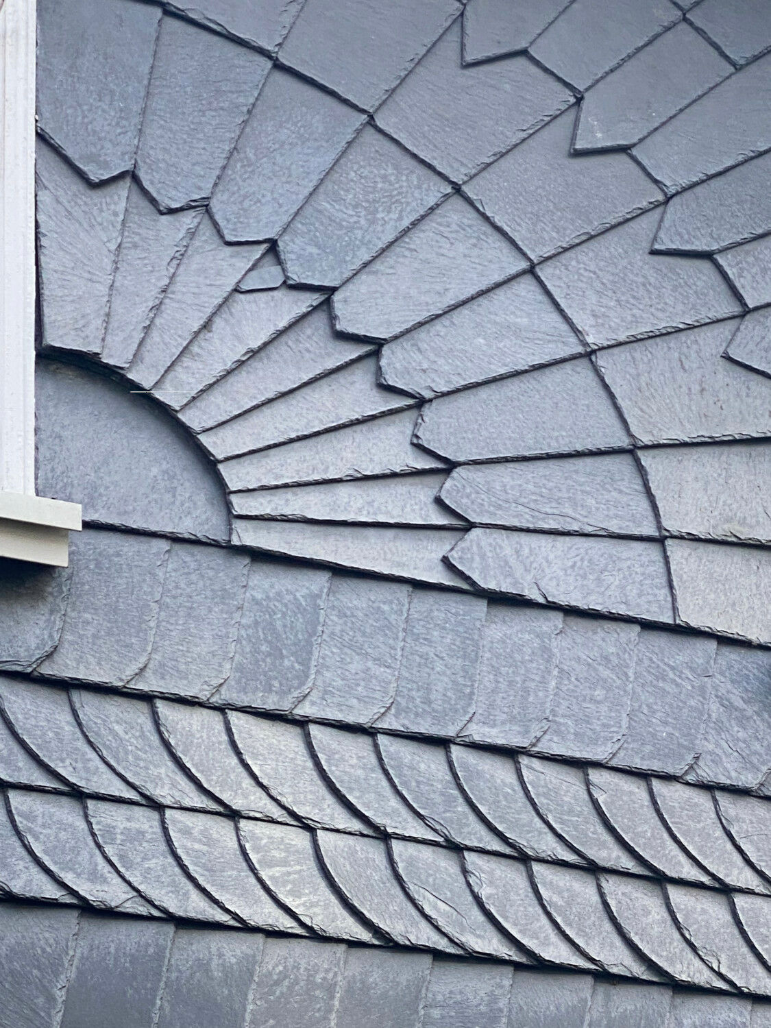 Ornamentierte Schieferfassade 