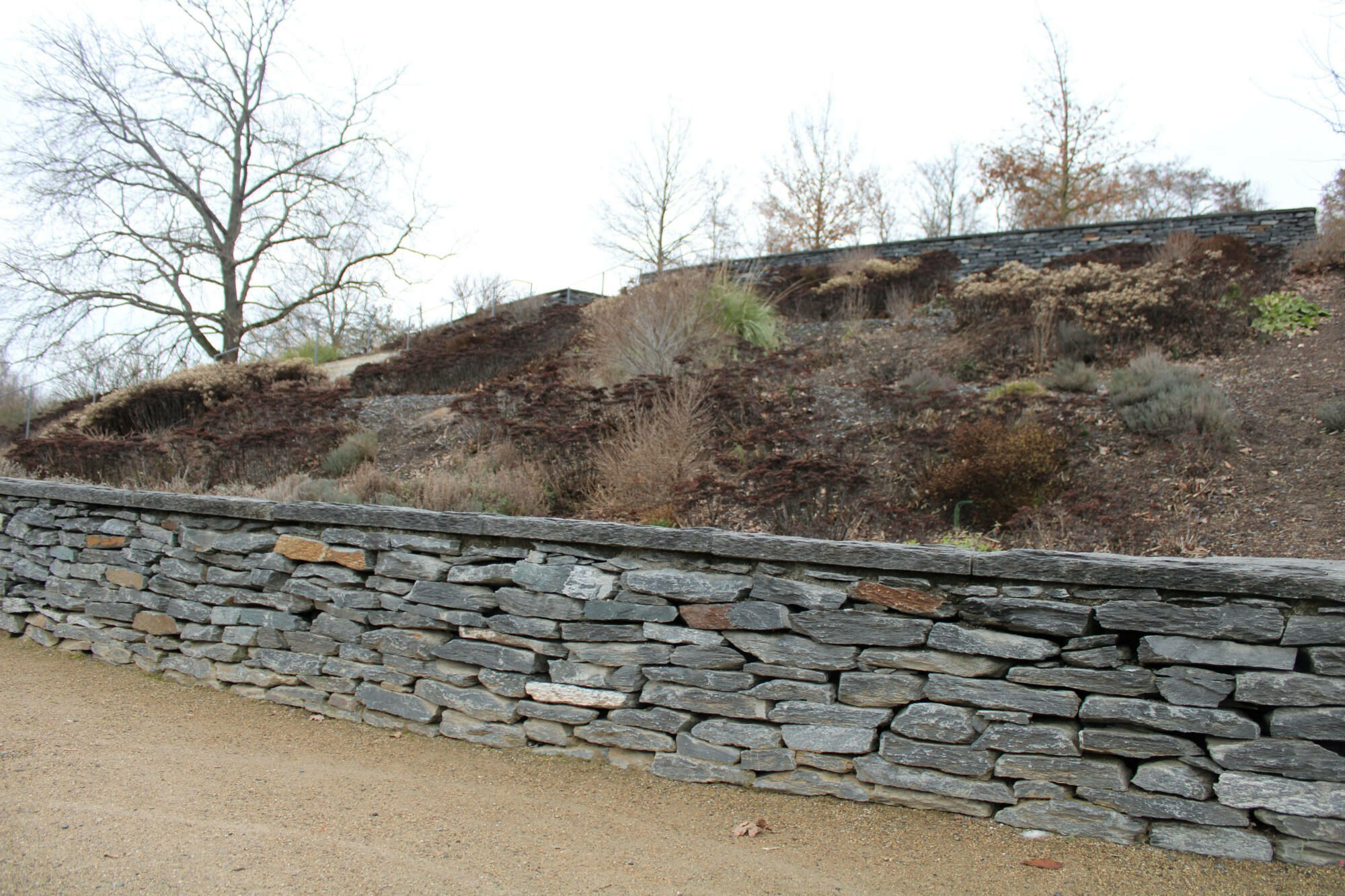 Stützmauern mit Schieferbruchsteinen im Kienberg-Park in Berlin (Marzahn-Hellersdorf)