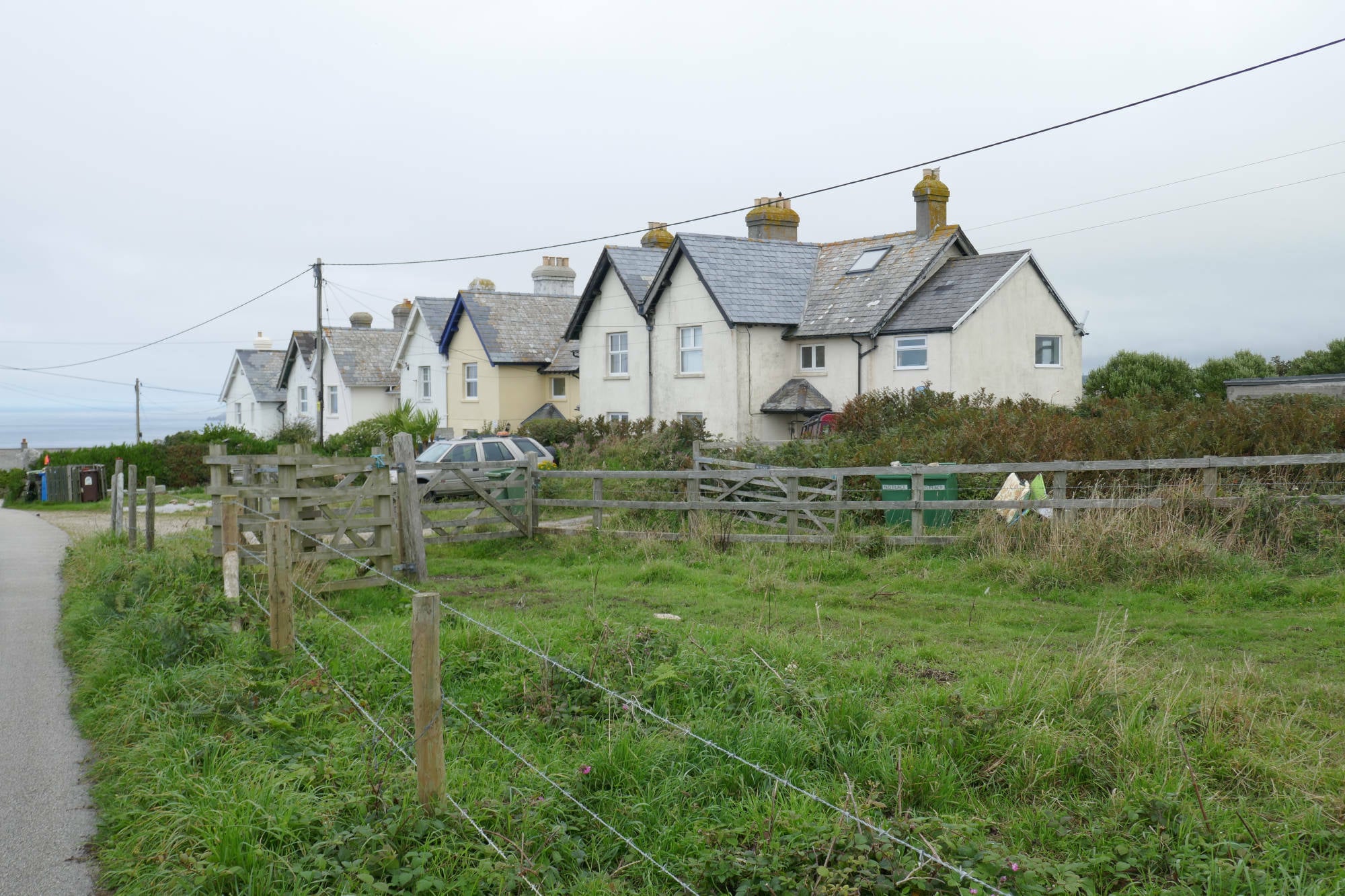 In Cornwall ist Schiefer ein gängiges Deckmaterial: Typische Doppelhäuser mit Schiefer als Rechteckdeckung