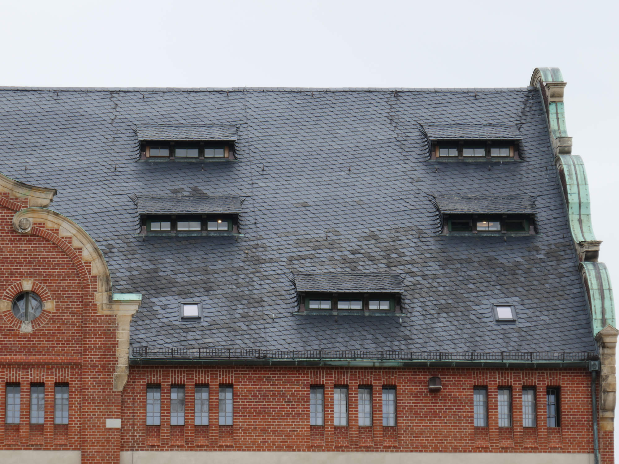 Steil geneigtes, historisches Schieferdach der Alten Mälzerei in Berlin-Lichtenrade