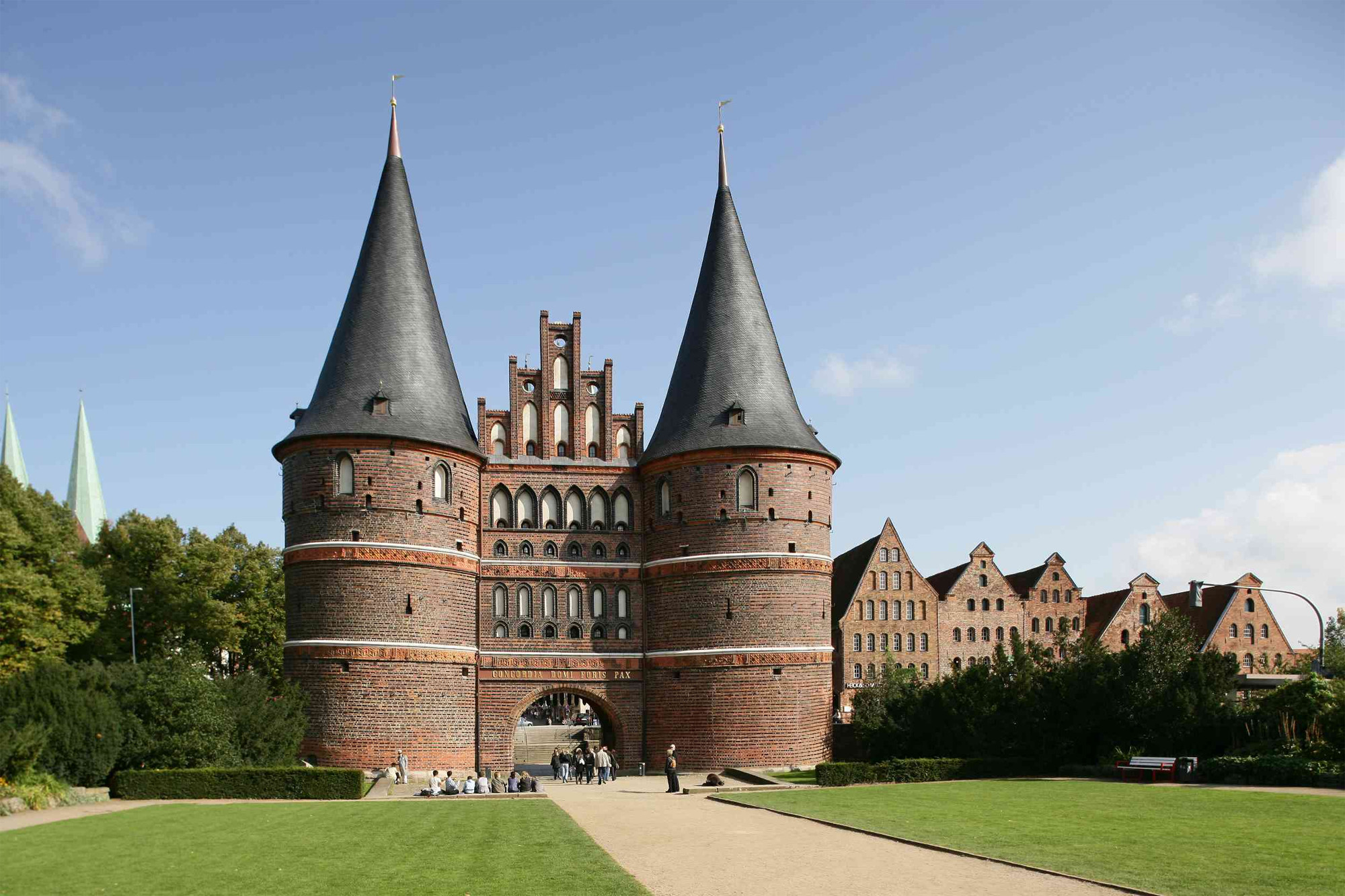 Das Lübecker Holstentor mit zwei schiefergedeckten Kegeldächern