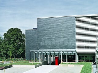 Berufsbildungszentrum aus den frühen 1970er Jahren im schweizerischen Herisau nach der Sanierung (2002)