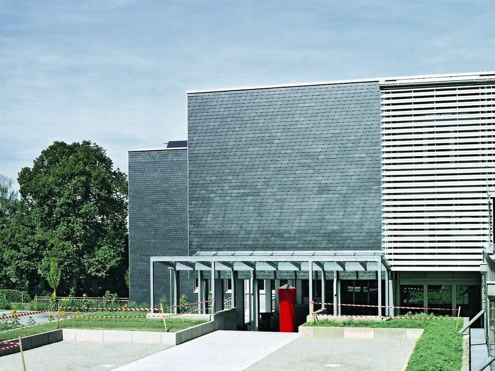 Berufsbildungszentrum aus den frühen 1970er Jahren im schweizerischen Herisau nach der Sanierung (2002)