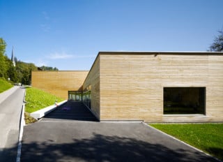 Ebenerdiger Zugang zum Eingangshof des Kindergartens