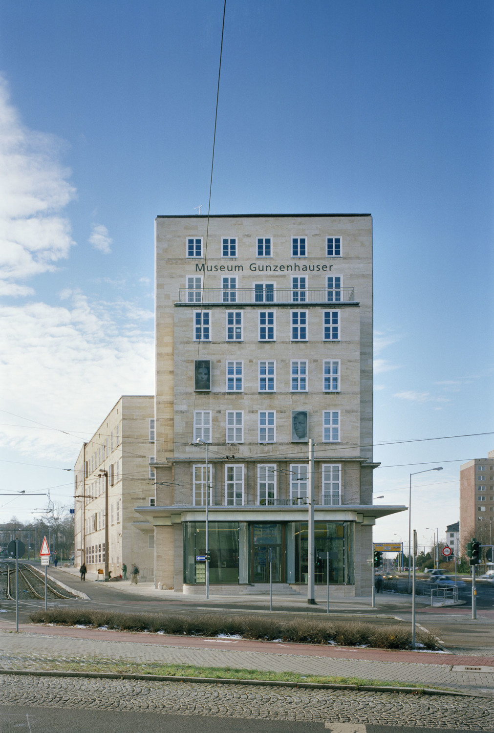 Das Gebäude wurde 1930 im Stil der Neuen Sachlichkeit errichtet, hier die Ostansicht