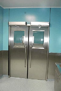 Strahlenschutztür mit Glasausschnitt im Zugang zu einem Röntgenraum