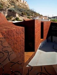 Mit der gewundenen Form des Besucherzentrums reagierten die Architekten auf erhaltene Baustrukturen aus dem frühen Bronzezeitalter (El Agar) und der Antike