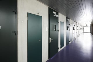 Türen von Unterkünften der forensischen Klinik Almere/NL