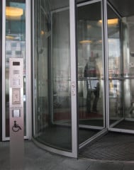 Eingangsstele mit Lesegerät bei einem Hotel in Berlin