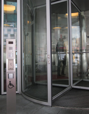 Eingangsstele mit Lesegerät bei einem Hotel in Berlin