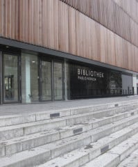 Automatische Drehflügeltüren am Eingang einer Bibliothek in Berlin-Friedrichshain