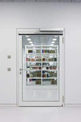 Automatische Drehtür in einer Bücherei