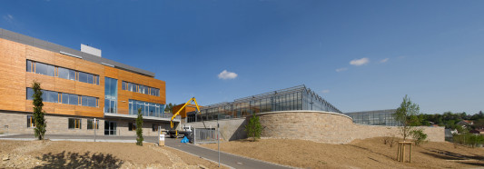 Die Lage des Gebäudeensembles am Hang wird durch die Ausbildung von Terrassen gegliedert, deren Stützmauern mit Naturstein verkleidet sind