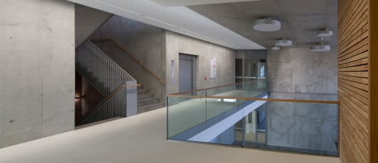 Halle im ersten Obergeschoss des Laborgebäudes