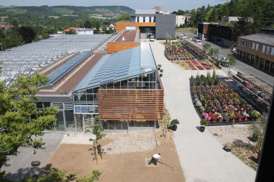 Der gesamte Campus von oben: links das Gewächshaus für Versuchs- und Trainingszwecke und das anschließende Zierpflanzengebäude, am Ende der breiten Achse mit Pergolen (sogenannte Weinstraße) das Laborgebäude, rechts der Gebäudebestand