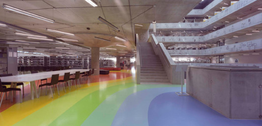 Die Böden sind mit Kautschukintarsien in den Farben des Regenbogens gestaltet