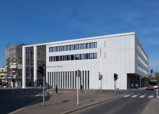Südansicht: Der Gebäuderücksprung im EG der Südostfassade ist mit schwarz gefärbten Sichtbetonplatten gestaltet 