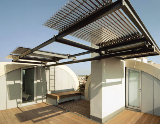 Solarwärmeerzeugung mit Röhrenkollektoren über der Dachterrasse