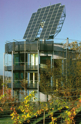 Wohnhaus Heliotrop in Freiburg: Kombination von PV-Modulen (auf dem Dach) zur Solarstromerzeugung und Röhrenkollektoren (in der Fassade und den Brüstungen) zur Solarwärmeerzeugung) 