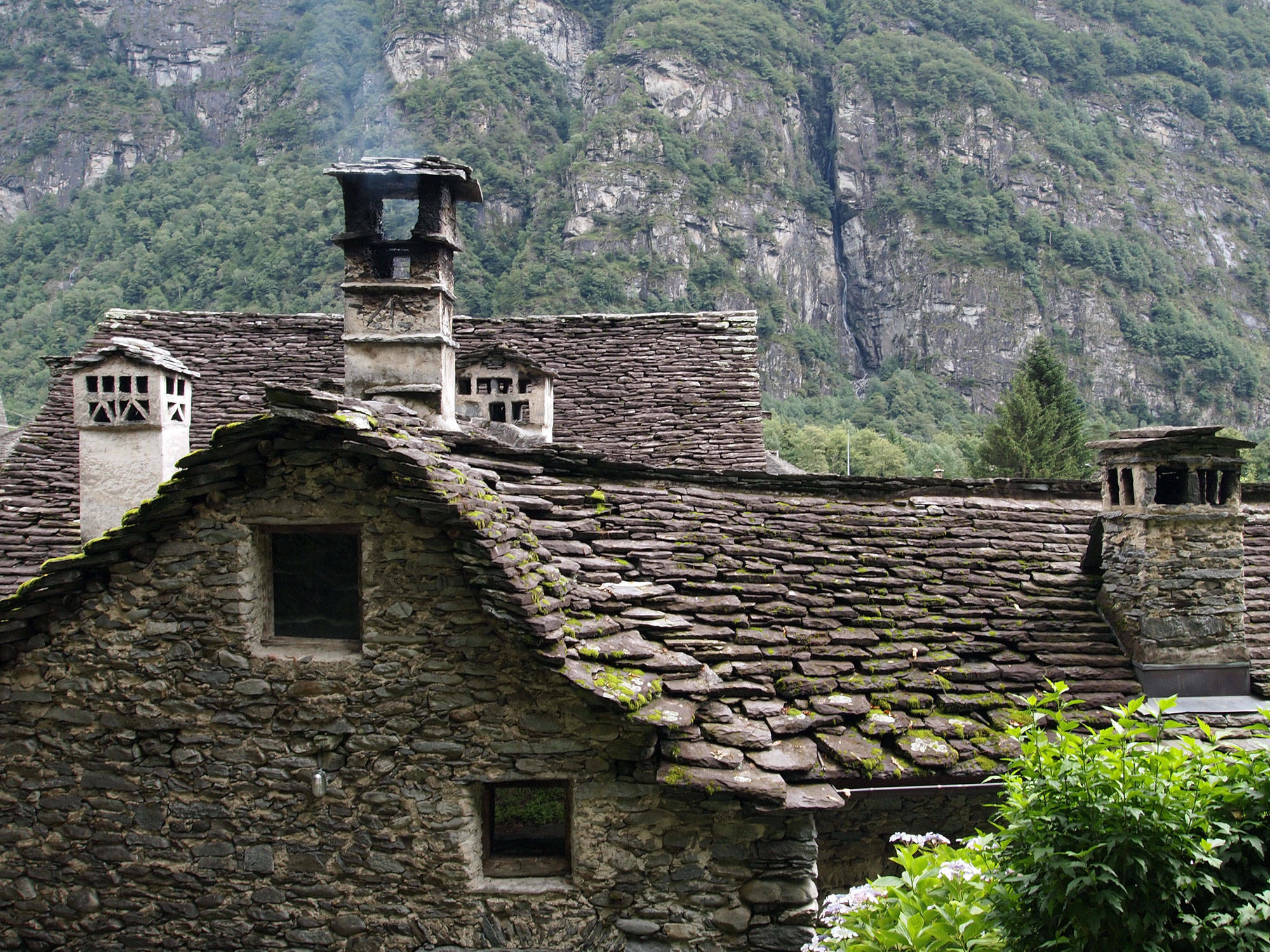 Steinplattendächer aus Gneis im Tessin