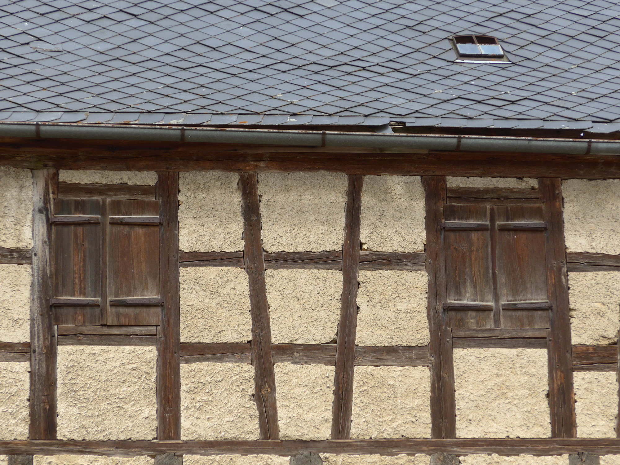 Mit Schiefer gedecktes Fachwerkhaus