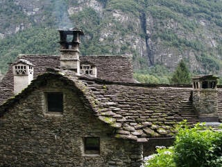Steinplattendächer aus Gneis im Tessin
