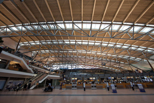 Um die Arbeitsplätze an den Check-in-Schaltern vor Blendung zu schützen, wurde vor den Lichtbändern des Hallendaches (Terminal 2) Gewebe gespannt