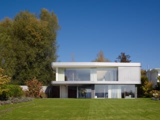 Fassade mit Wechselspiel aus transparenten und geschlossenen Flächen