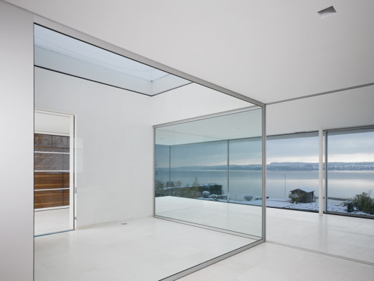 Das zentrale Atrium mit raumhohen und flexiblen Glas-Schiebeelementen