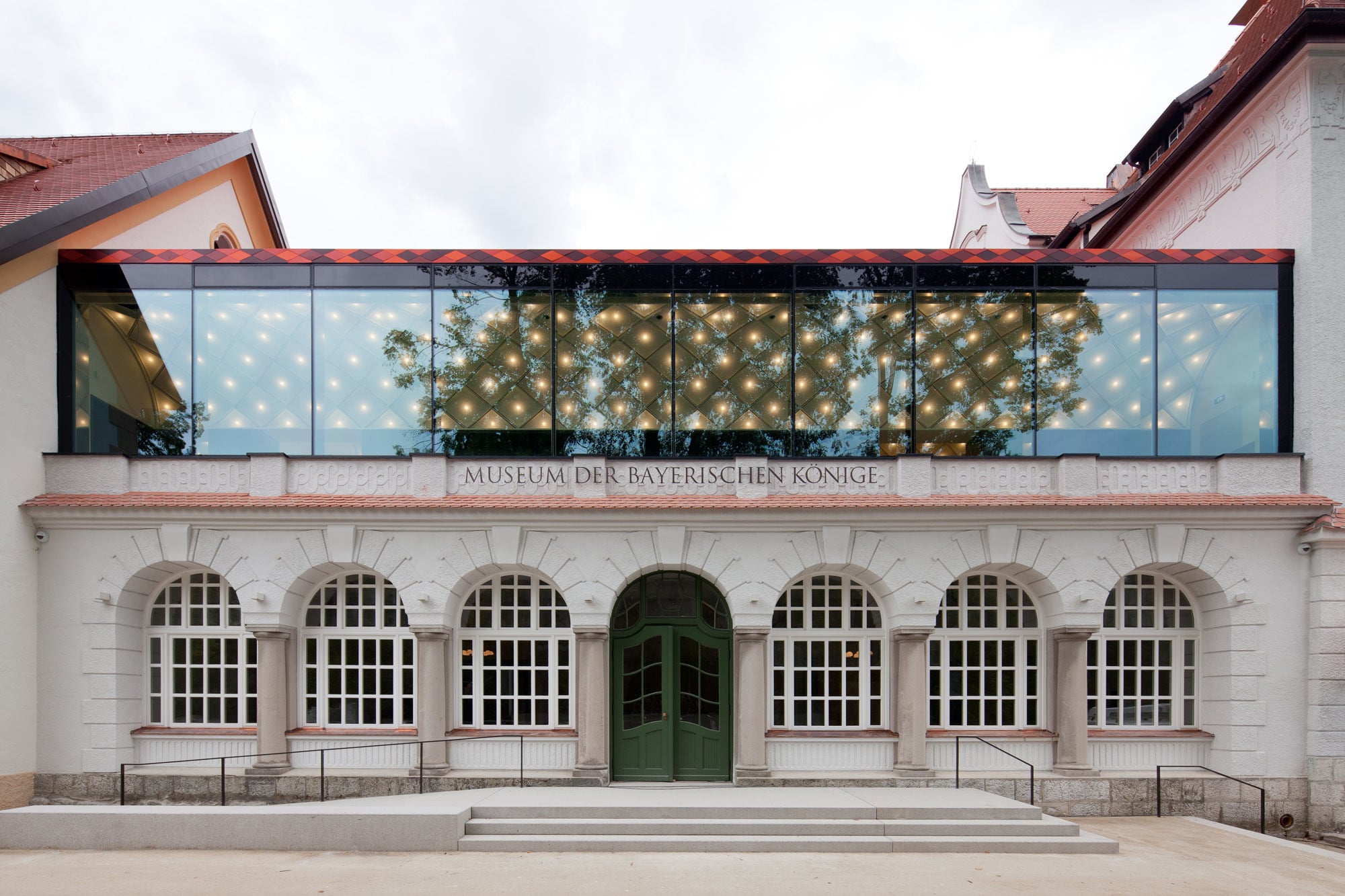 Der eingeschossige Verbindungsbau erhielt eine Glas-Stahl-Aufstockung mit markanter Dachkonstruktion
