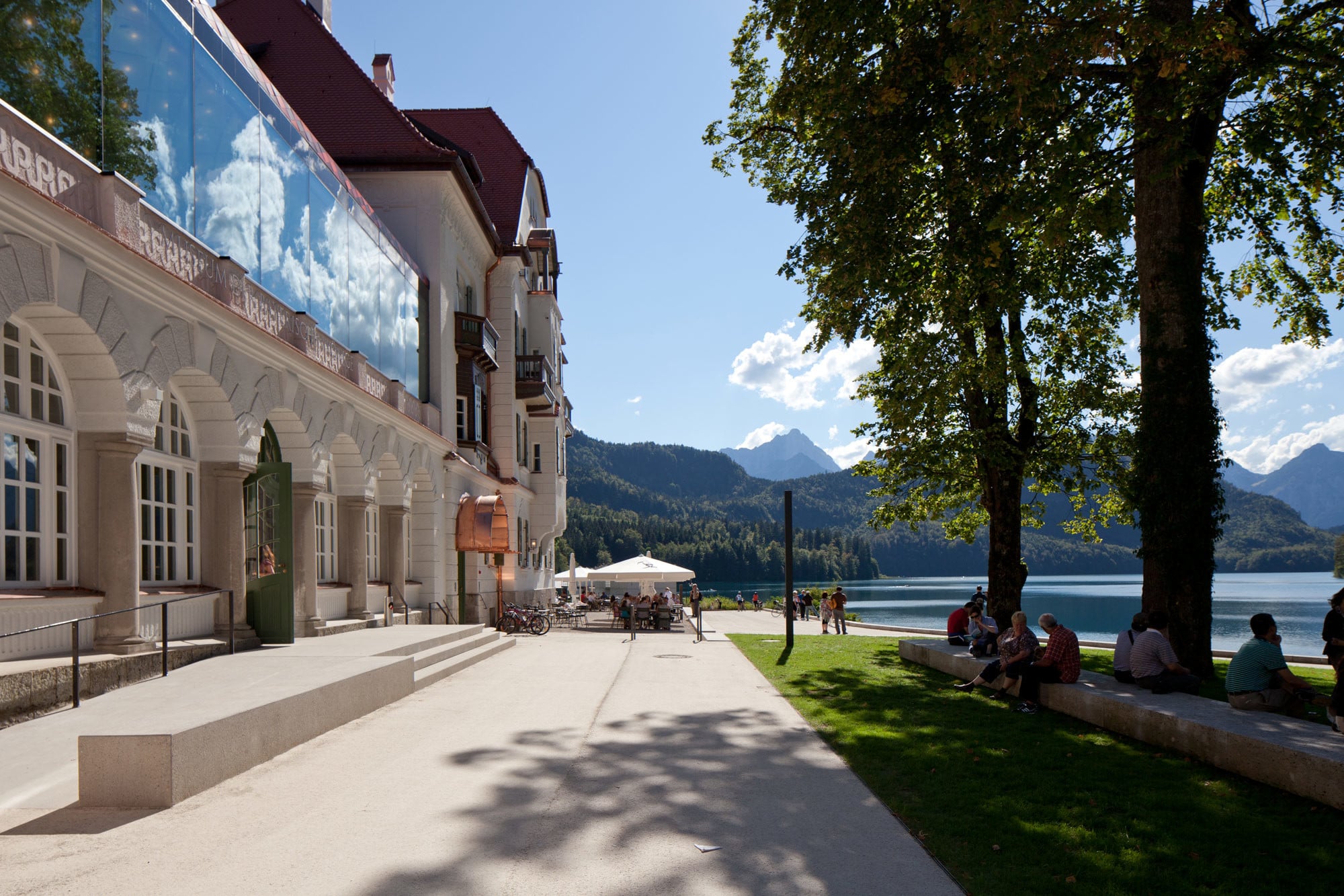 Blick auf das Museum und den angrenzenden Alpsee