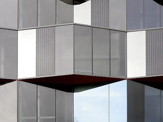 Bei der Fassade des Unternehmens V-Zug sind die Solarzellen in das Verbundglas einlaminiert