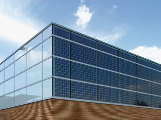 Gelungene Fassadenintegration bei der Turnhalle in Burgweinting: Semitransparente, Solarstrom gewinnende Isolierverglasung