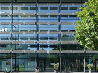 Warmspaltanlage Thyssen Krupp in Duisburg-Beeckerwerth: Fassadensystem aus Stahlblech mit auflaminierter Solarfolieitig  mit   