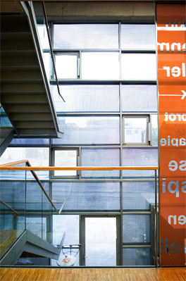 Innenansicht der PV-Module in der Warmfassade am Kulturhaus Milbertshofen