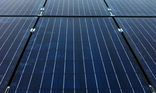 Detail rahmenlose Photovoltaik-Module