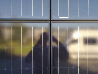 Verdeckte Befestigung auf der Rückseite gerahmter Photovoltaik-Module