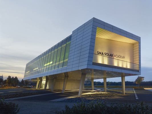 Aluminiumpaneele kombiniert mit semitransparenten PV-Glaselementen in der Solar Academy Niestetal