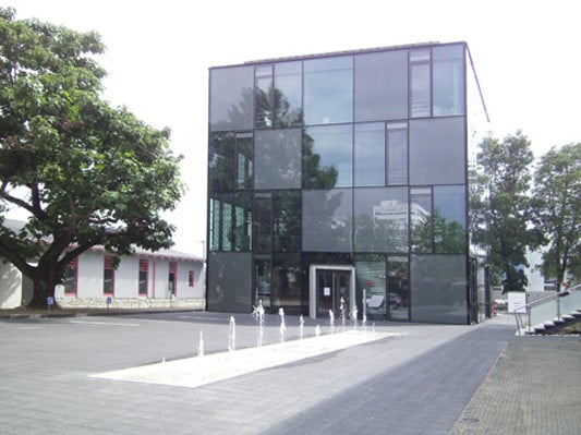 Kundenzentrum der Stadtwerke Konstanz: Großformatige Photovoltaik-Elementein in Kombination mit Glas