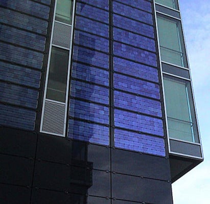Glasfassade mit PV