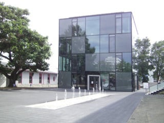 Kundenzentrum der Stadtwerke Konstanz: Großformatige Photovoltaik-Elementein in Kombination mit Glas