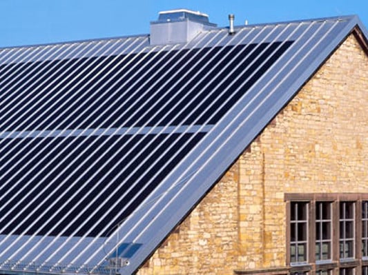 Photovoltaik auf dem Dach Solar PV am Gebäude