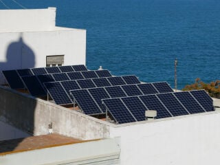 Auf Flachdächern lassen sich PV Module solartechnisch optimal ausrichten 