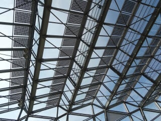 Überkopfverglasung mit PV-Modulen im Umweltbundesamt Dessau.